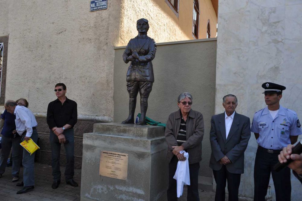 Foto - Inauguração da Estátua de Anesia Pinheiro Machado em Itapetininga em 16/07/2011